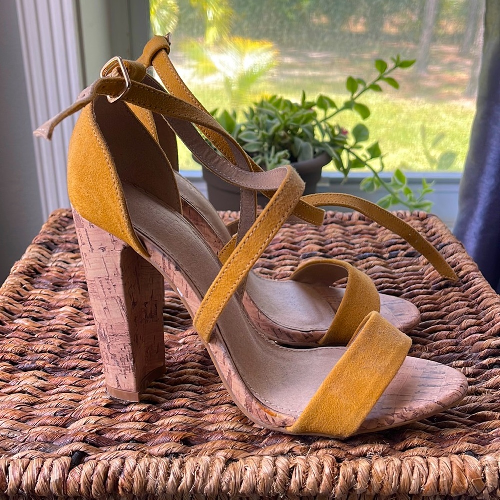 Cute heels 💛💛